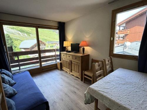 une chambre avec un lit et un bureau avec une fenêtre dans l'établissement Résidence Olympie I - OLYMPIE 1 01 MAE-4161, à Les Allues