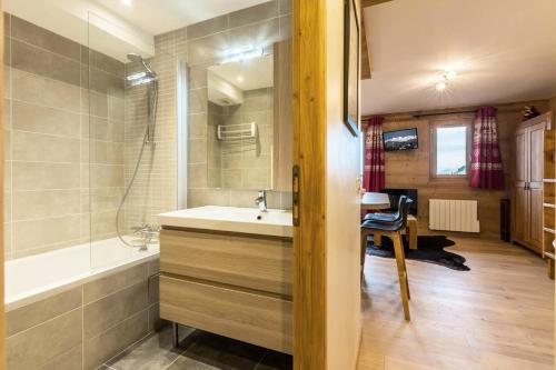 une salle de bain avec un lavabo et une baignoire dans l'établissement Résidence Ruitor - RUITOR 113 MAE-4231, à Les Allues