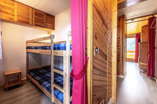 Cette chambre avec lits superposés se trouve dans une cabine. dans l'établissement Résidence Plattieres - PLATTIERES 4 MAE-4241, à Les Allues