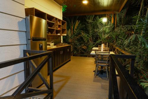 a kitchen with a refrigerator and a table and chairs at Hotel Boutique Casa Del Rio in Fortuna