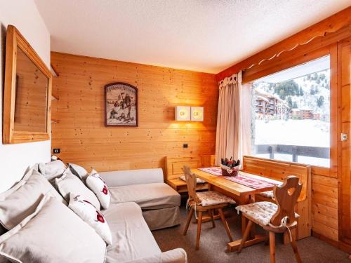 un salon avec un canapé et une table dans l'établissement Résidence Arc En Ciel - ARC EN CIEL H3 MAE-4311, à Les Allues