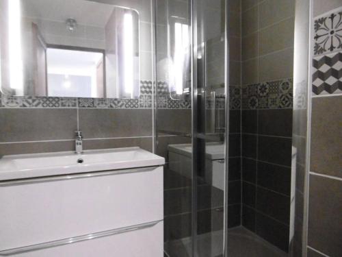 une salle de bain avec un lavabo, un miroir et une douche dans l'établissement Résidence Candide - CANDIDE D19 MAE-4321, à Les Allues