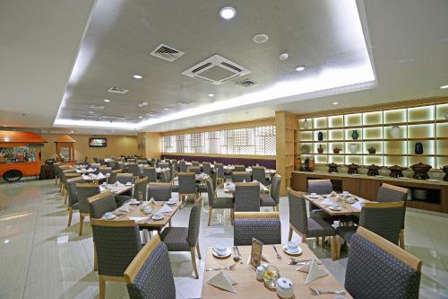 ห้องอาหารหรือที่รับประทานอาหารของ All Sedayu Hotel Kelapa Gading