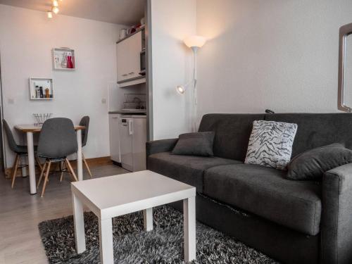 un salon avec un canapé et une table dans l'établissement Résidence Pralin - PRALIN 803 MAE-4341, à Les Allues