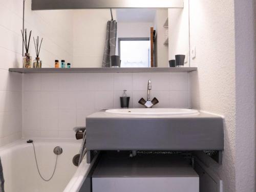 une salle de bain avec un lavabo et une baignoire dans l'établissement Résidence Pralin - PRALIN 803 MAE-4341, à Les Allues