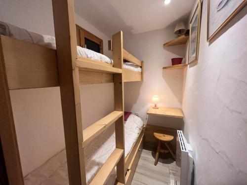 Cette petite chambre comprend des lits superposés et un bureau. dans l'établissement Résidence Gebroulaz - GEBROULAZ 01 MAE-4381, à Les Allues