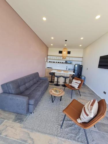 a living room with a couch and a table at Montecielo Hosting in Guatapé