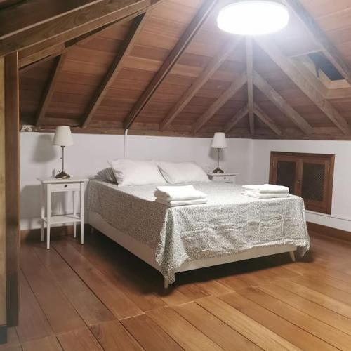 una camera da letto con un letto con due tavoli e due lampade di Casa Lola a Tazacorte