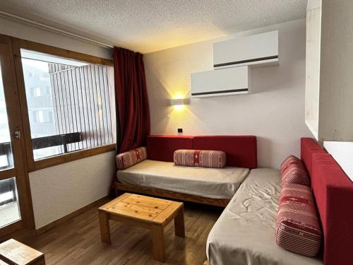 Cette petite chambre comprend un canapé et une table. dans l'établissement Résidence Candide - CANDIDE C11 MAE-4411, à Les Allues