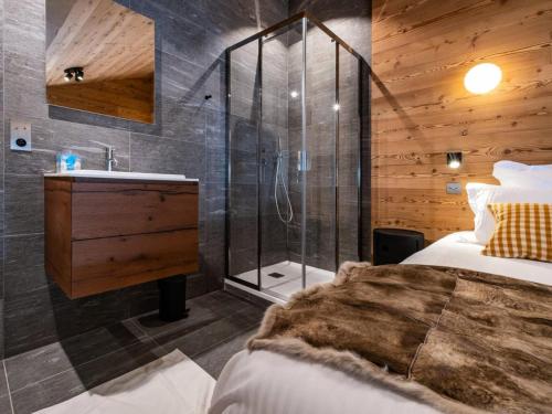 - une chambre avec une douche, un lit et un lavabo dans l'établissement Chalets De Tueda - LES CHALETS DE TUEDA 5 MAE-9301, à Les Allues