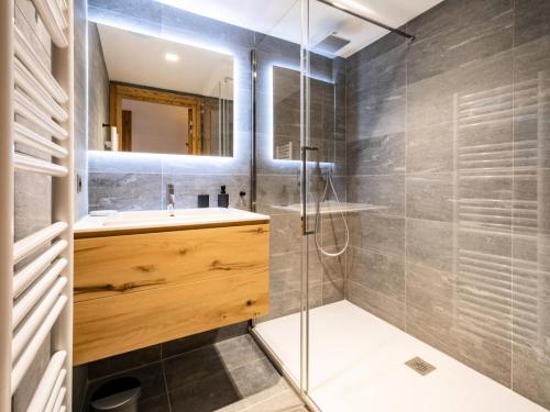 une salle de bain avec un lavabo et une douche en verre dans l'établissement Chalets De Tueda - LES CHALETS DE TUEDA 3 MAE-9321, à Les Allues