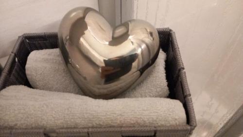 a heart shaped vase sitting in a basket at Residence Wiesenheim in Trodena