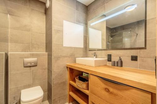 une salle de bain avec un lavabo, des toilettes et un miroir dans l'établissement Résidence Les Terrasses De La Vanoise - LES TERRASSES DE LA VANOISE C01 MAE-3531, à Champagny-en-Vanoise