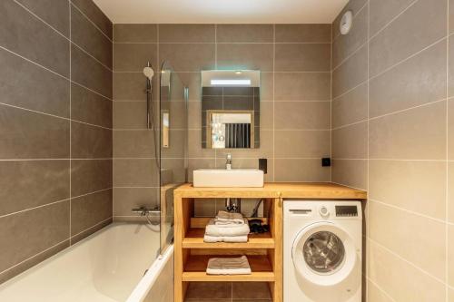 une salle de bain avec un lavabo et une machine à laver dans l'établissement Résidence Les Terrasses De La Vanoise - LES TERRASSES DE LA VANOISE B14 MAE-3751, à Champagny-en-Vanoise