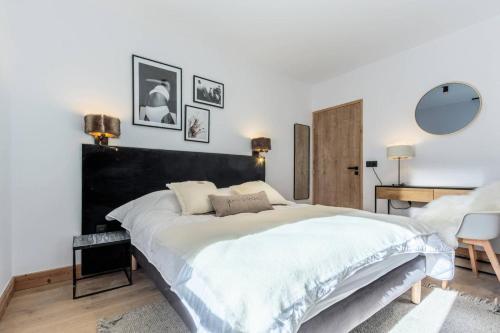 - une chambre avec un grand lit blanc et une tête de lit noire dans l'établissement Résidence Les Terrasses De La Vanoise - LES TERRASSES DE LA VANOISE B14 MAE-3751, à Champagny-en-Vanoise