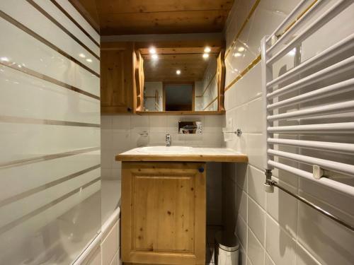 une salle de bain avec un lavabo et un miroir dans l'établissement Résidence Fermes De Meribel Bat B - Appartement 2 pièces 4 personnes à Méribel Village aux pieds des pistes et accès à la piscine chauffée MAE-8991, à Les Allues