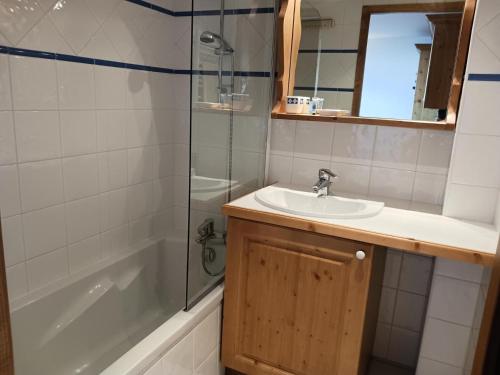 une salle de bain avec un lavabo et une douche dans l'établissement Résidence Saint Bernard - Appartement de charme pour 6 personnes, dans une résidence skis aux pieds avec accès piscine et parking privé dans le village du MAE-8971, à Arc 1800