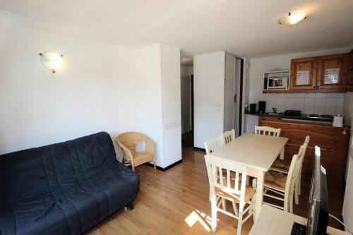 un salon avec un canapé et une table dans l'établissement Résidence Les Balcons De La Vanoise - LES BALCONS DE LA VANOISE-BV407 MAE-9041, à Villarodin-Bourget