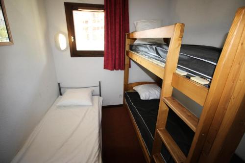 une petite chambre avec deux lits superposés et une fenêtre dans l'établissement Résidence Les Balcons De La Vanoise - LES BALCONS DE LA VANOISE-BV407 MAE-9041, à Villarodin-Bourget