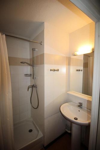 une salle de bain avec douche et lavabo dans l'établissement Résidence Les Balcons De La Vanoise - LES BALCONS DE LA VANOISE-BV407 MAE-9041, à Villarodin-Bourget