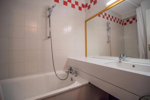 une salle de bain avec une baignoire, un lavabo et une douche dans l'établissement Résidence Portail G - PORTAIL 73 MAE-5911, à Valmorel