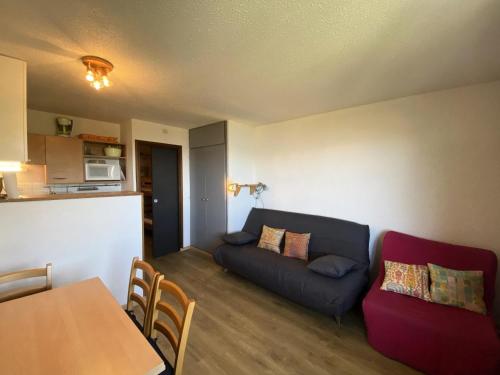 un salon avec un canapé et une table dans l'établissement Résidence Le Cairn - Agréable studio 4 vue vallée aux Orres 1650 MAE-9121, aux Orres