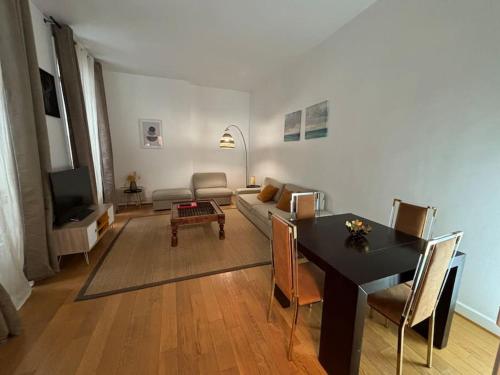 un salon avec un canapé et une table dans l'établissement Champs Elysées, à Paris