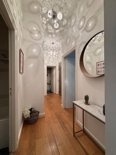 - un couloir avec un lustre au plafond dans l'établissement Champs Elysées, à Paris