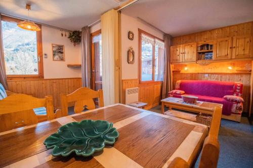 un salon avec une table et un canapé dans l'établissement Résidence Bourgeon G - BOURGEON 09 MAE-6011, à Valmorel