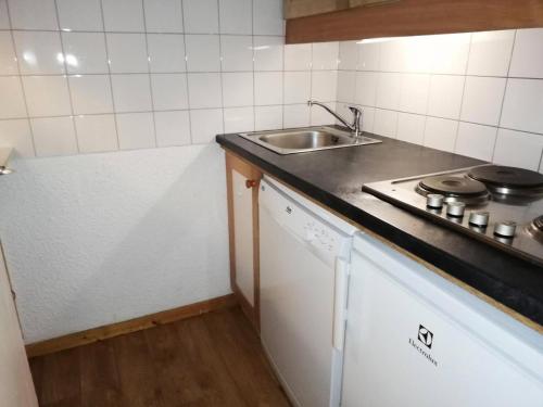 une cuisine avec un évier et un plan de travail dans l'établissement Résidence Lauzes G - LAUZES 24 MAE-6031, à Valmorel