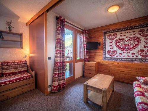 une chambre avec un lit, une fenêtre et une table dans l'établissement Résidence Gollet G - GOLLET 32 MAE-6101, à Valmorel