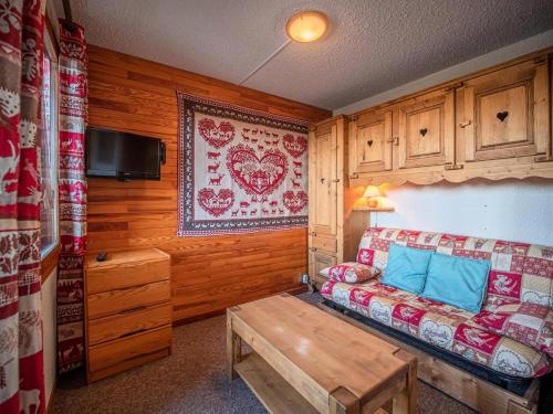 un salon avec un canapé et une table dans l'établissement Résidence Gollet G - GOLLET 32 MAE-6101, à Valmorel