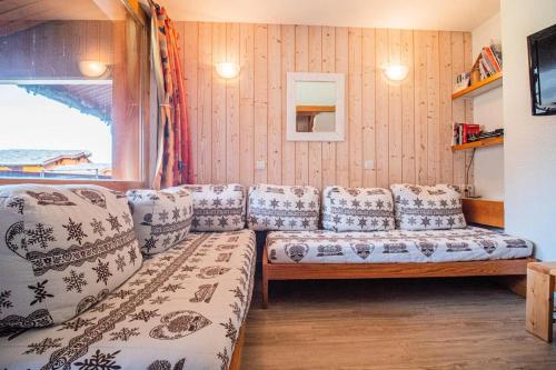 - un salon avec un canapé et des oreillers dans l'établissement Résidence Prariond G - PRARIOND 44 MAE-6111, à Valmorel