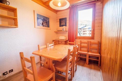 une salle à manger avec une table et des chaises en bois dans l'établissement Résidence Prariond G - PRARIOND 44 MAE-6111, à Valmorel