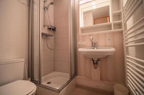 une salle de bain avec une douche, un lavabo et des toilettes dans l'établissement Résidence Prariond G - PRARIOND 44 MAE-6111, à Valmorel