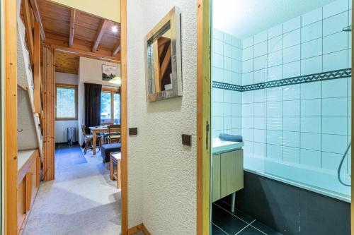 une salle de bain avec douche et lavabo dans l'établissement Résidence Cheval Noir G - CHEVAL NOIR 45 MAE-6131, à Valmorel