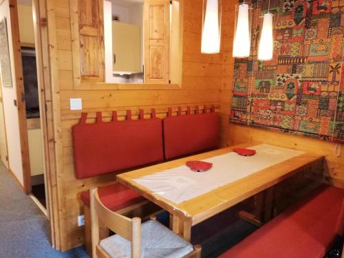 une salle à manger avec une table et des chaises en bois dans l'établissement Résidence Lauzes G - LAUZES 55 MAE-6201, à Valmorel