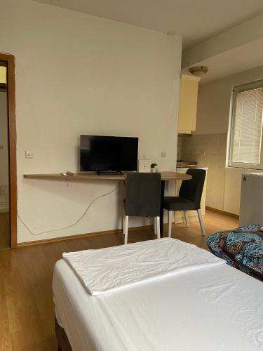 Μια τηλεόραση ή/και κέντρο ψυχαγωγίας στο JAS