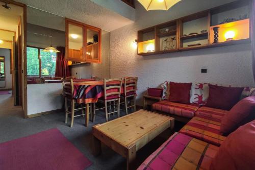un salon avec un canapé et une table dans l'établissement Résidence Morel G - MOREL 43 MAE-6211, à Valmorel