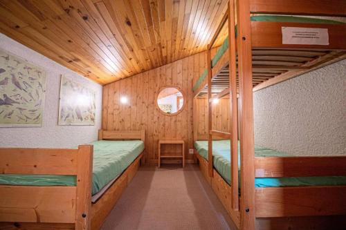 - une chambre avec 2 lits superposés dans une cabine dans l'établissement Résidence Morel G - MOREL 43 MAE-6211, à Valmorel