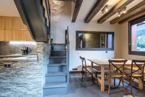une cuisine et une salle à manger avec une table et des chaises dans l'établissement Résidence Lauziere Dessous G - LAUZIERE DESSOUS 53 MAE-6241, à Valmorel