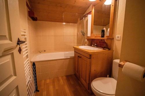 une salle de bain avec toilettes, lavabo et baignoire dans l'établissement Résidence Valeriane G - VALERIANE 220 MAE-6271, à Valmorel