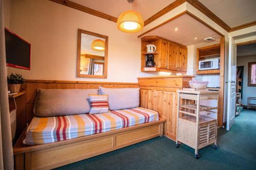 une pièce avec un banc dans une cuisine dans l'établissement Résidence Valeriane G - VALERIANE 220 MAE-6271, à Valmorel