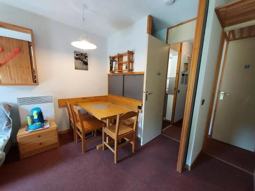 une petite pièce avec une table et une cuisine dans l'établissement Résidence Pierrer G - PIERRER 10 MAE-6331, à Valmorel