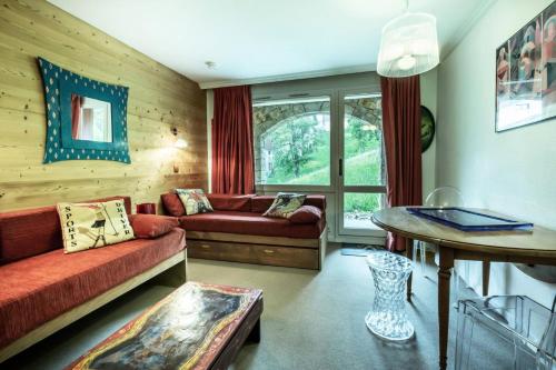 un salon avec un canapé et une table dans l'établissement Résidence Camarine G - CAMARINE 40 MAE-6361, à Valmorel