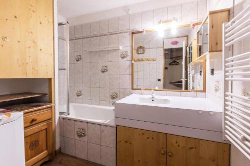 une salle de bain avec un lavabo et une baignoire dans l'établissement Résidence Lauziere Dessus G - LAUZIERE DESSUS 12 MAE-6371, à Valmorel
