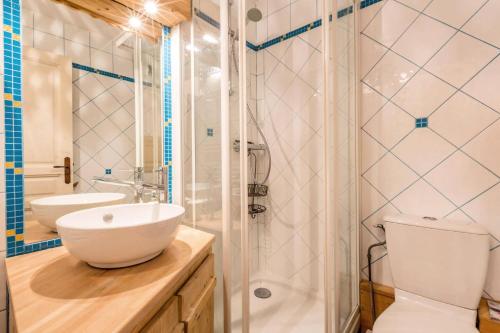 une salle de bain avec une douche, des toilettes et un lavabo dans l'établissement Résidence Camarine G - CAMARINE 40 MAE-6361, à Valmorel