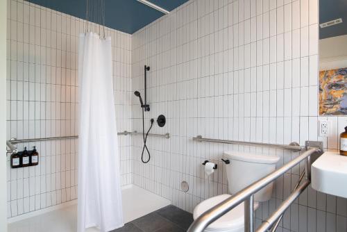 Um banheiro em Talbot Commons Hotel