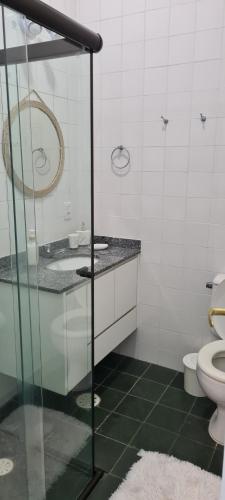 a bathroom with a sink and a toilet at Casa em Villagio na Riviera in Riviera de São Lourenço