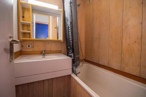 une salle de bain avec un lavabo et une baignoire dans l'établissement Résidence Cheval Blanc G - CHEVAL BLANC C63 MAE-6421, à Valmorel